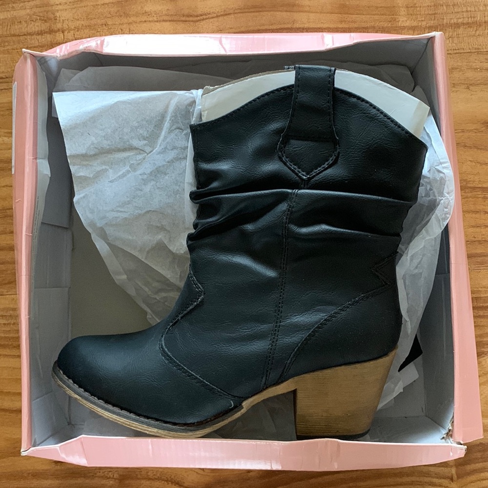Shully’s Ankle Boots- size 8 (New)